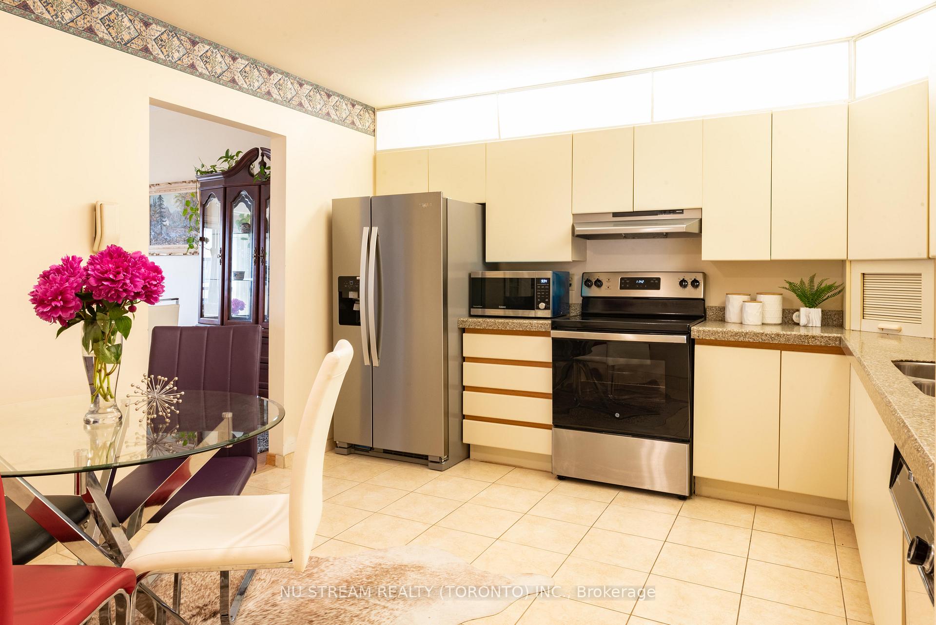 Photo 14 of Unit 905, 5151 Riverside Drive E, Windsor — HOMEH