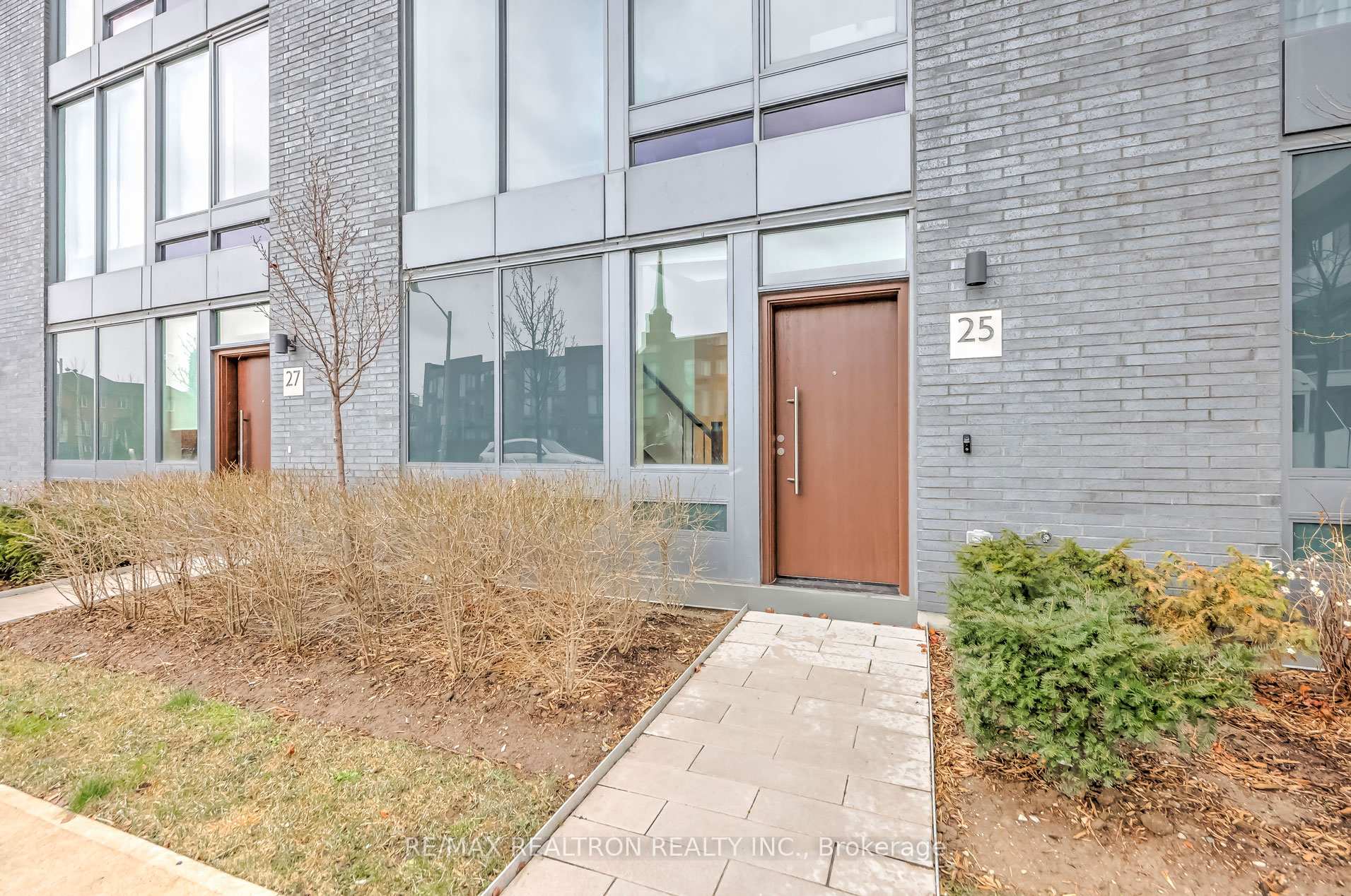 Photo 3 of 25 Sonic Way, Toronto, Flemingdon Park — HOMEH