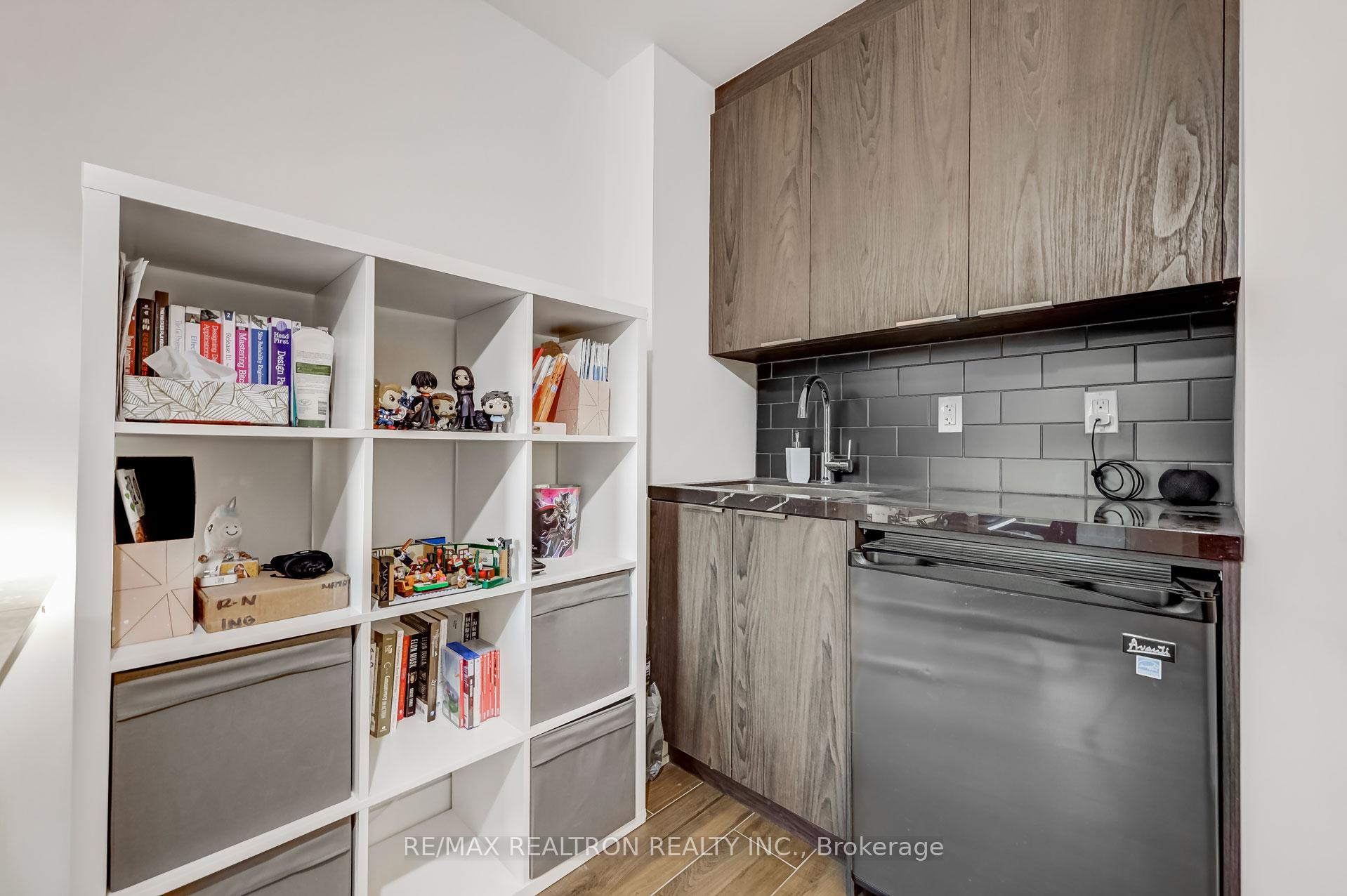 Photo 5 of 25 Sonic Way, Toronto, Flemingdon Park — HOMEH