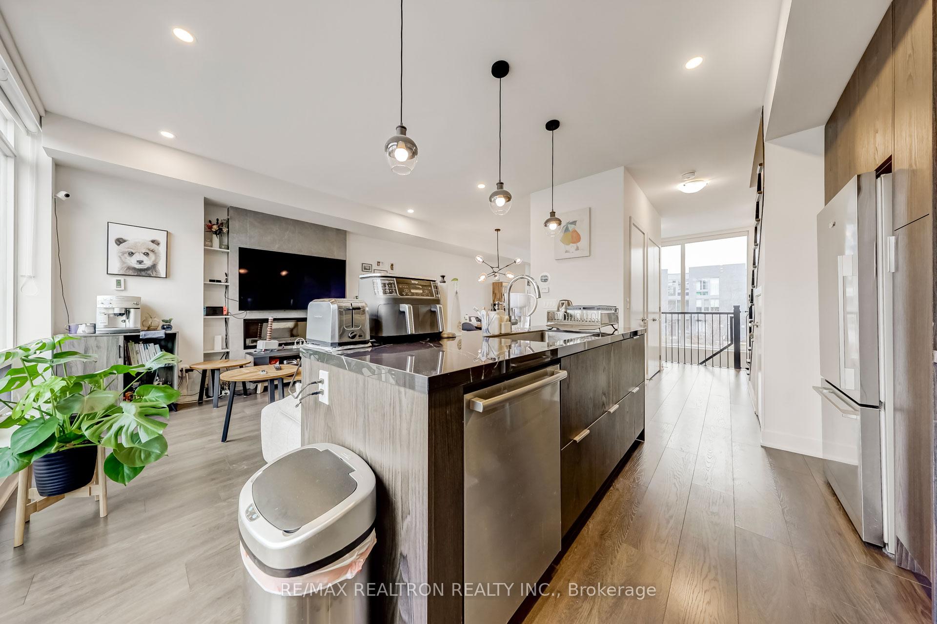 Photo 16 of 25 Sonic Way, Toronto, Flemingdon Park — HOMEH