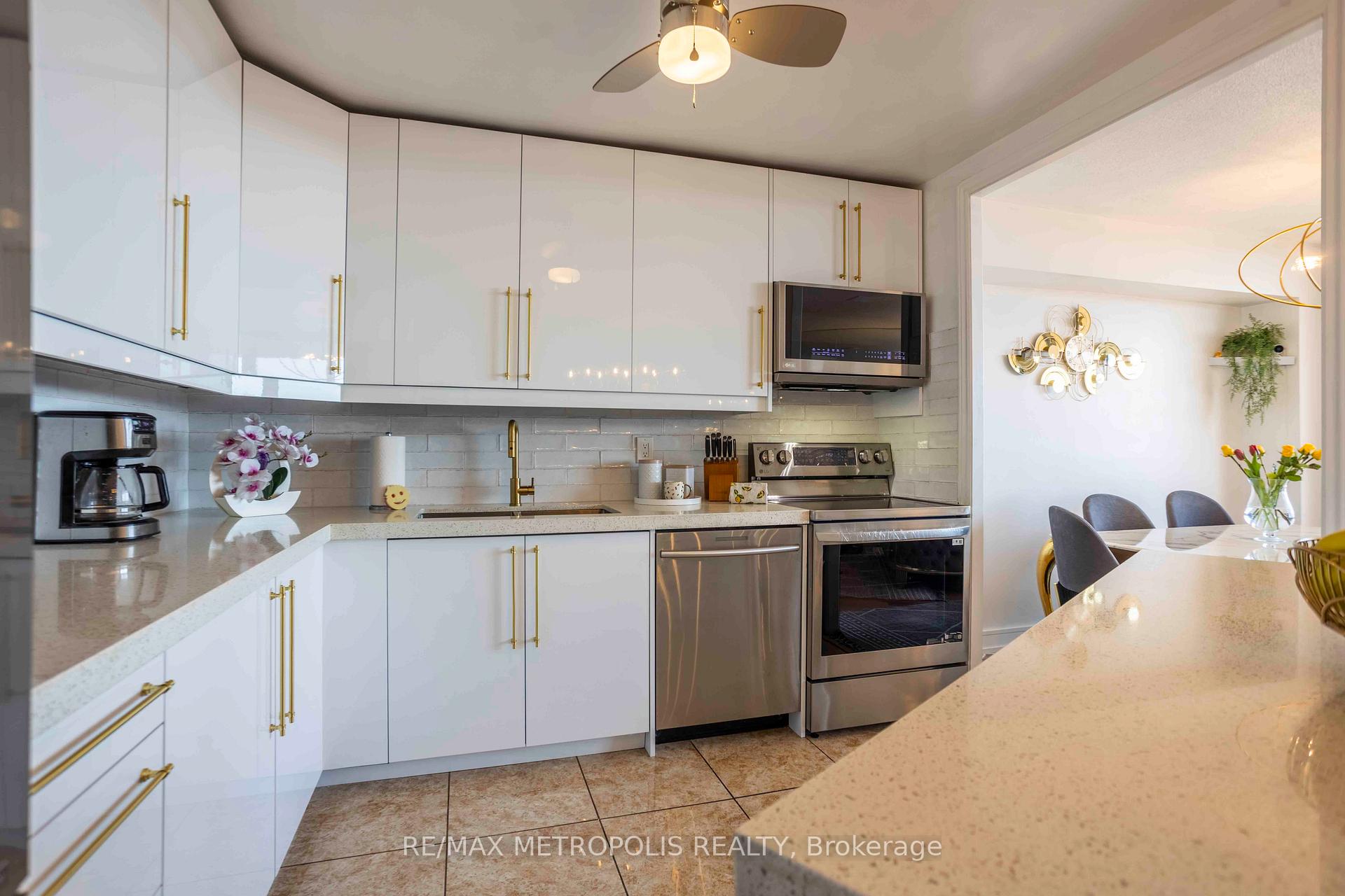 Photo 8 of Unit PH01, 15 Vicora Linkway, Toronto, Flemingdon Park — HOMEH