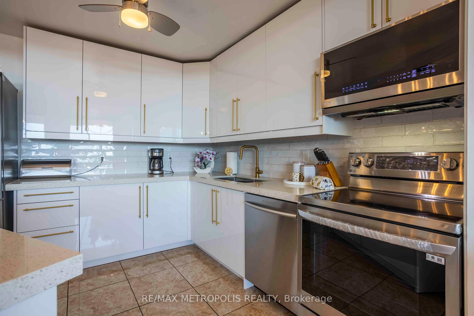 Photo 9 of Unit PH01, 15 Vicora Linkway, Toronto, Flemingdon Park — HOMEH
