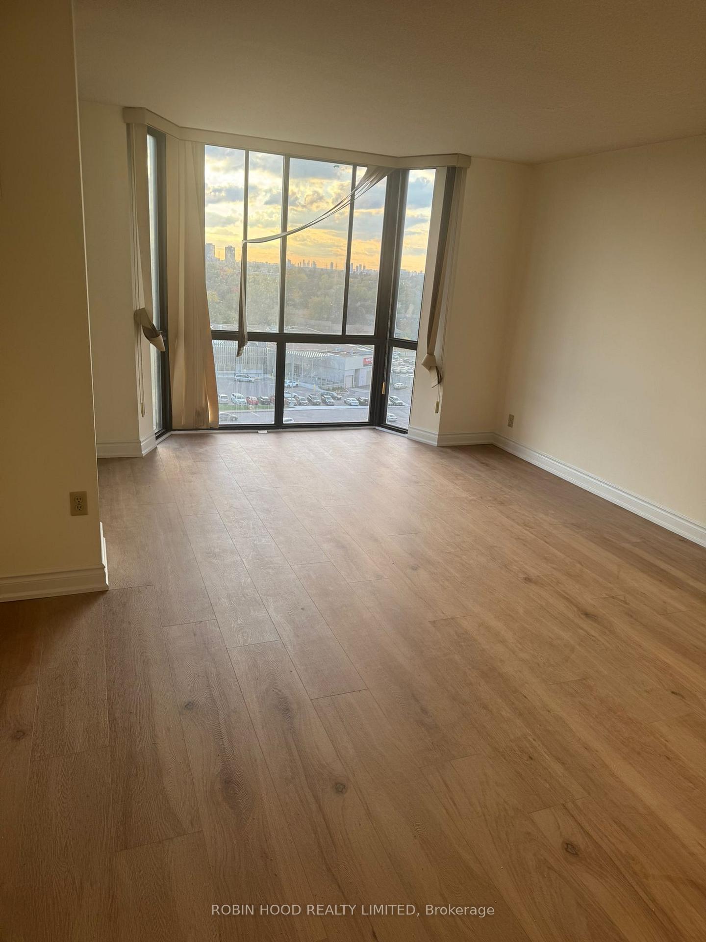 Photo 6 of Unit 1104, 2330 Bridletowne Circle, Scarborough, L'Amoreaux — HOMEH