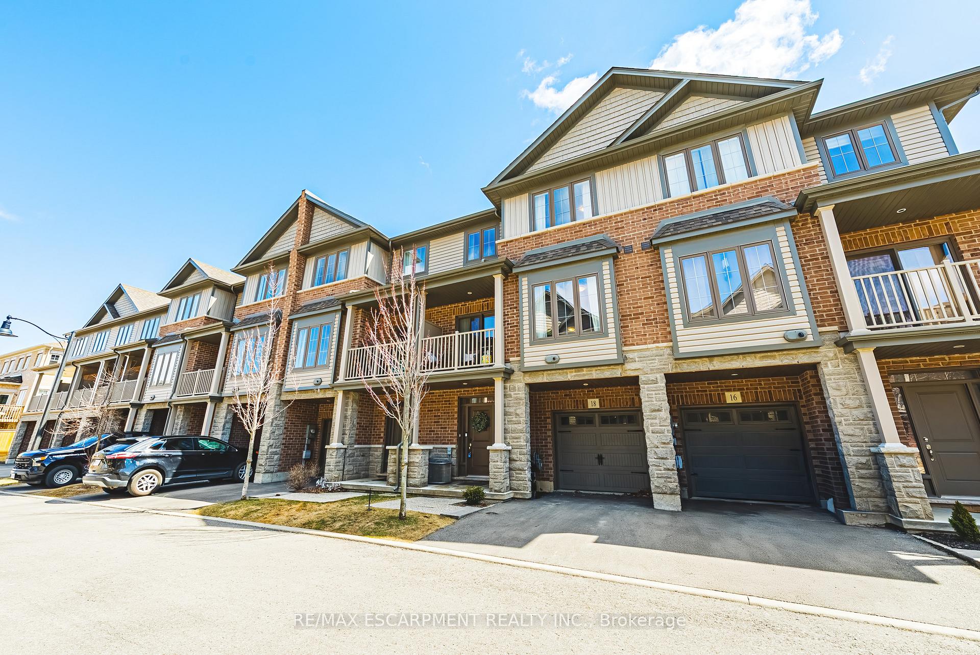 Photo 2 of 18 Ridgeside Lane, Hamilton, Waterdown — HOMEH