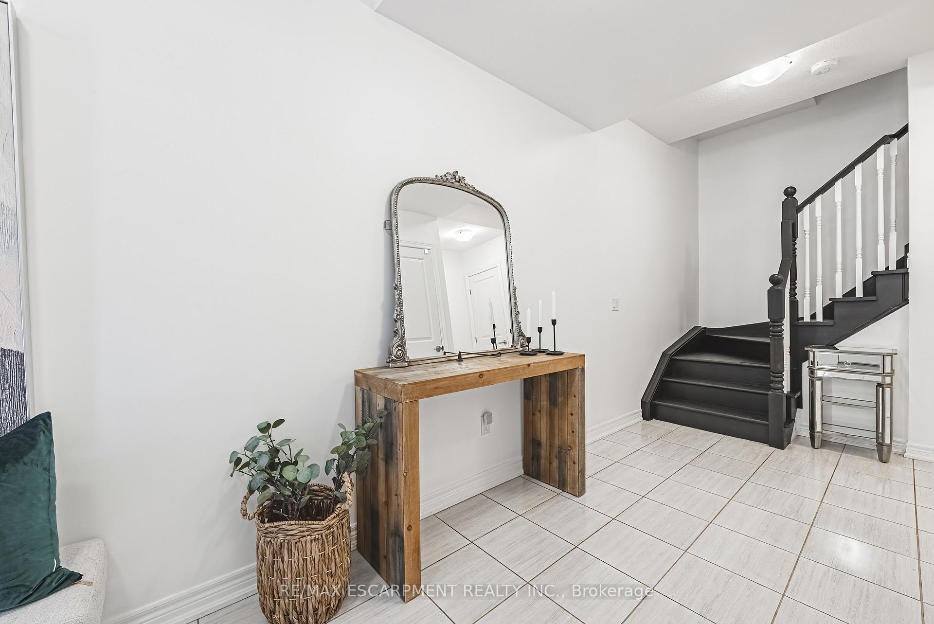 Photo 4 of 18 Ridgeside Lane, Hamilton, Waterdown — HOMEH