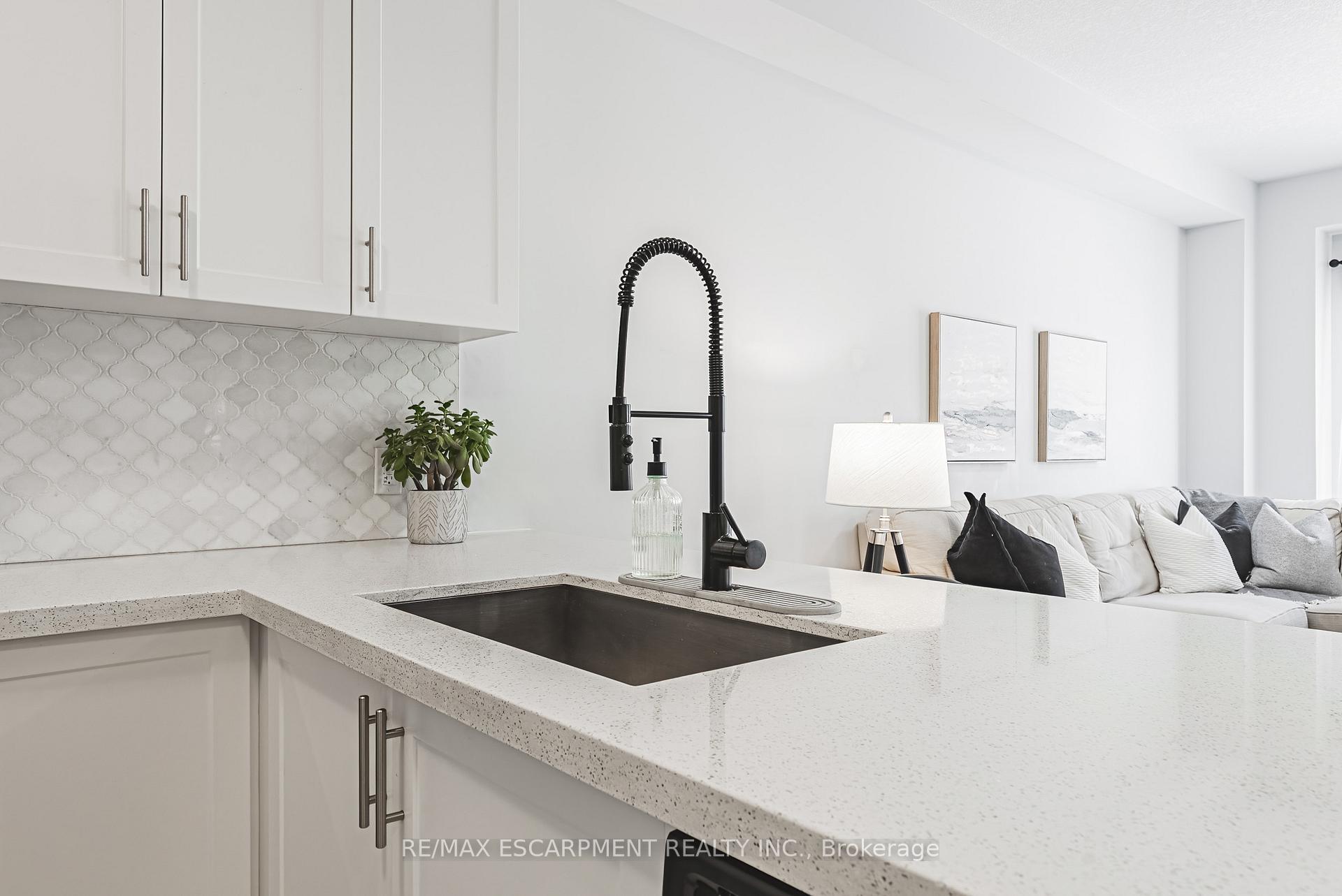 Photo 8 of 18 Ridgeside Lane, Hamilton, Waterdown — HOMEH