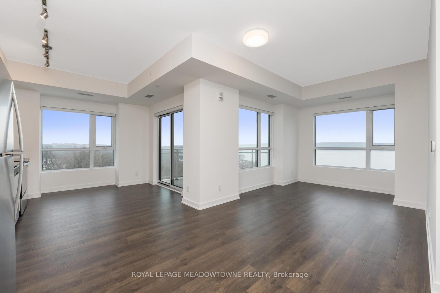 Photo 4 of Unit 705, 56 Lakeside Terrace, Barrie, Little Lake — HOMEH