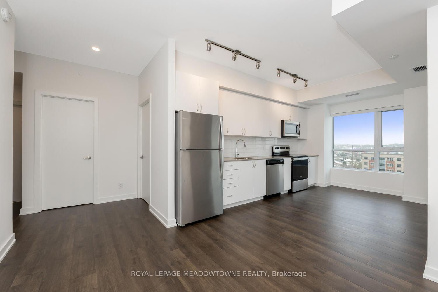 Photo 5 of Unit 705, 56 Lakeside Terrace, Barrie, Little Lake — HOMEH