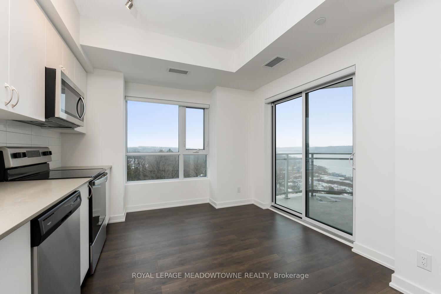 Photo 8 of Unit 705, 56 Lakeside Terrace, Barrie, Little Lake — HOMEH