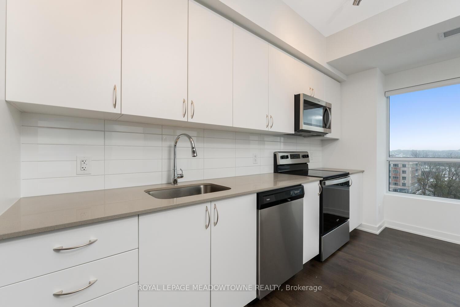 Photo 10 of Unit 705, 56 Lakeside Terrace, Barrie, Little Lake — HOMEH