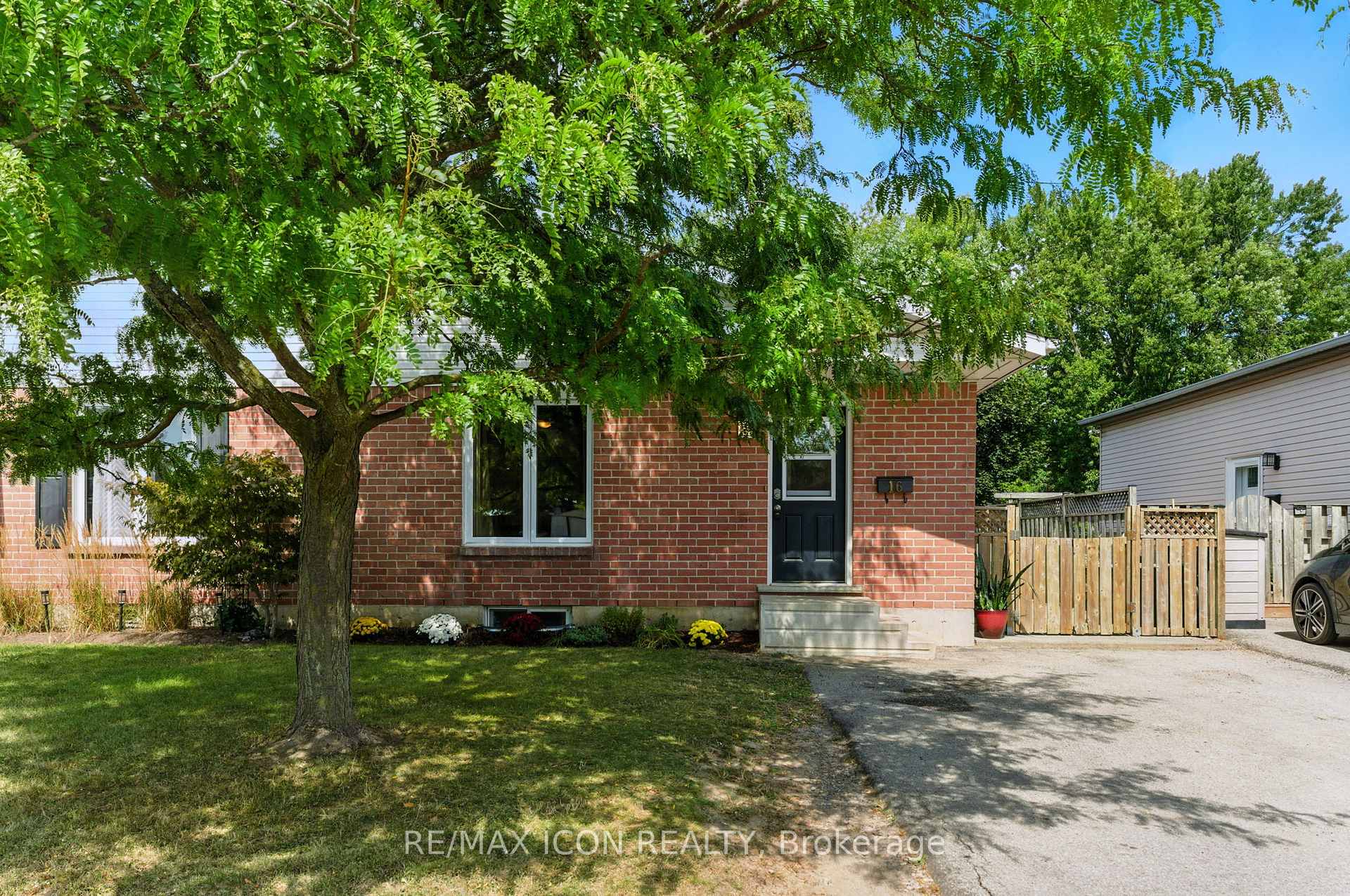 Photo 1 of 16 Ivy Crescent, Brant, Paris — HOMEH