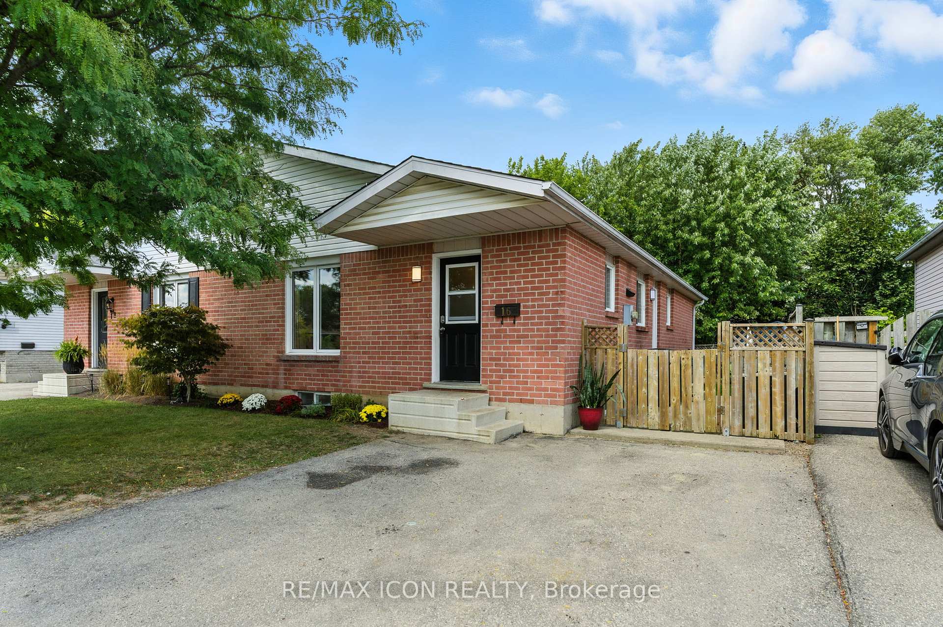 Photo 2 of 16 Ivy Crescent, Brant, Paris — HOMEH