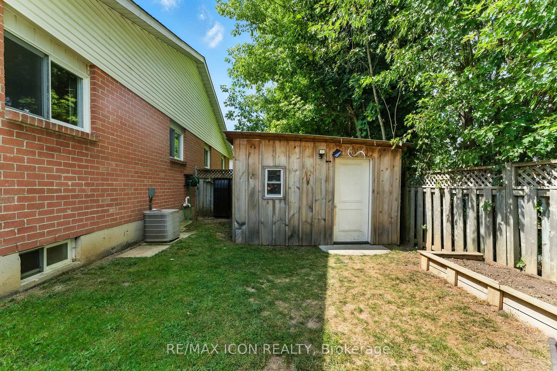 Photo 22 of 16 Ivy Crescent, Brant, Paris — HOMEH
