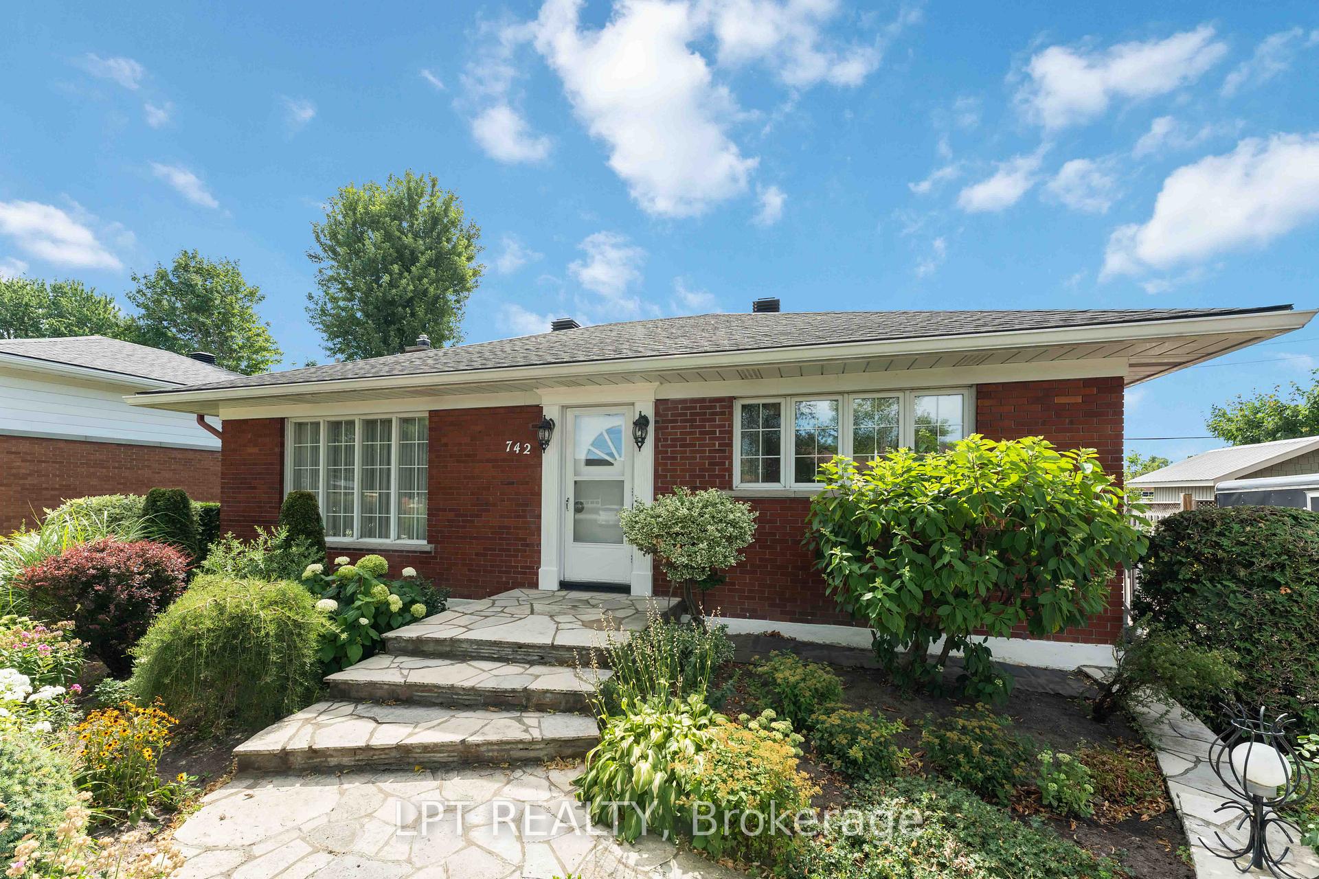 Photo 5 of 742 Halstead Street, Ottawa, Elmvale Acres — HOMEH