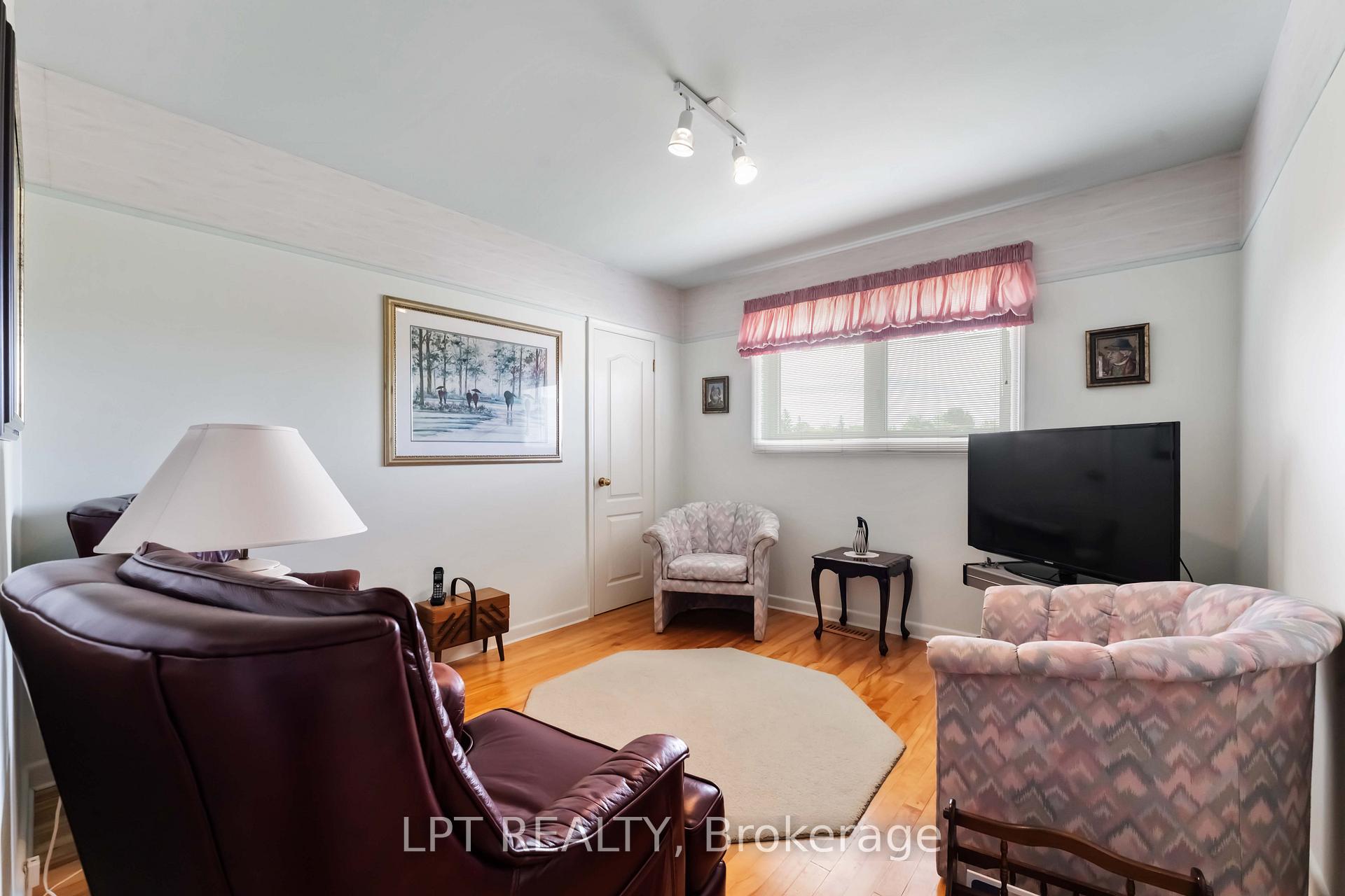 Photo 17 of 742 Halstead Street, Ottawa, Elmvale Acres — HOMEH
