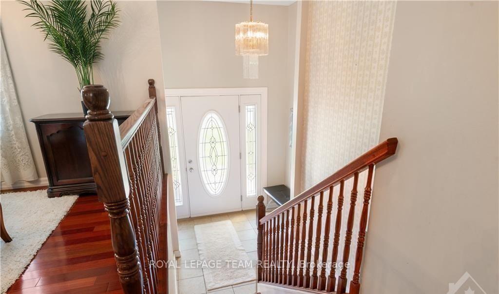 Photo 3 of 25 Saginaw Crescent, Ottawa, Borden Farm/Stewart Farm/Carleton Heights/Parkwood Hills — HOMEH