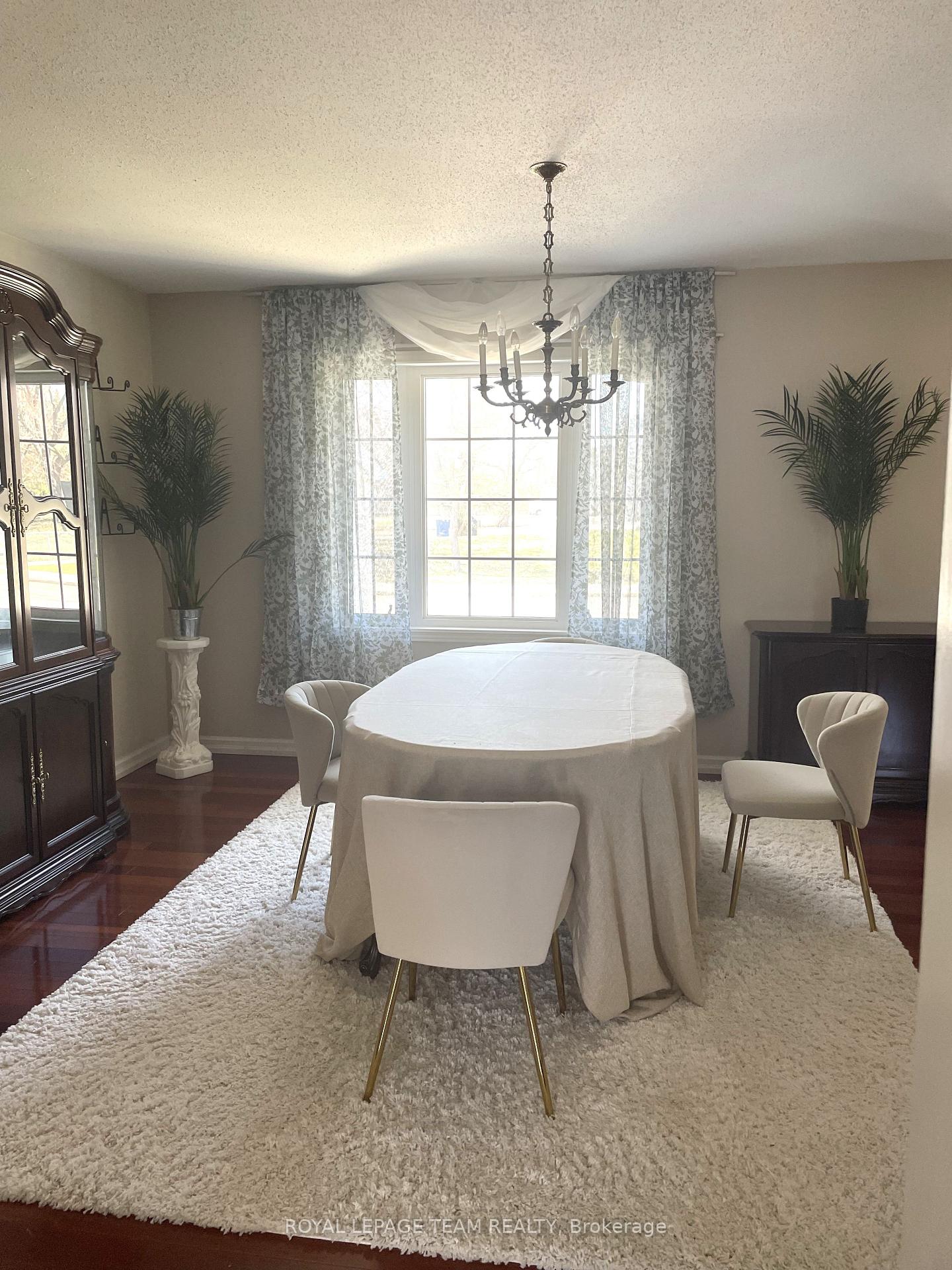 Photo 10 of 25 Saginaw Crescent, Ottawa, Borden Farm/Stewart Farm/Carleton Heights/Parkwood Hills — HOMEH