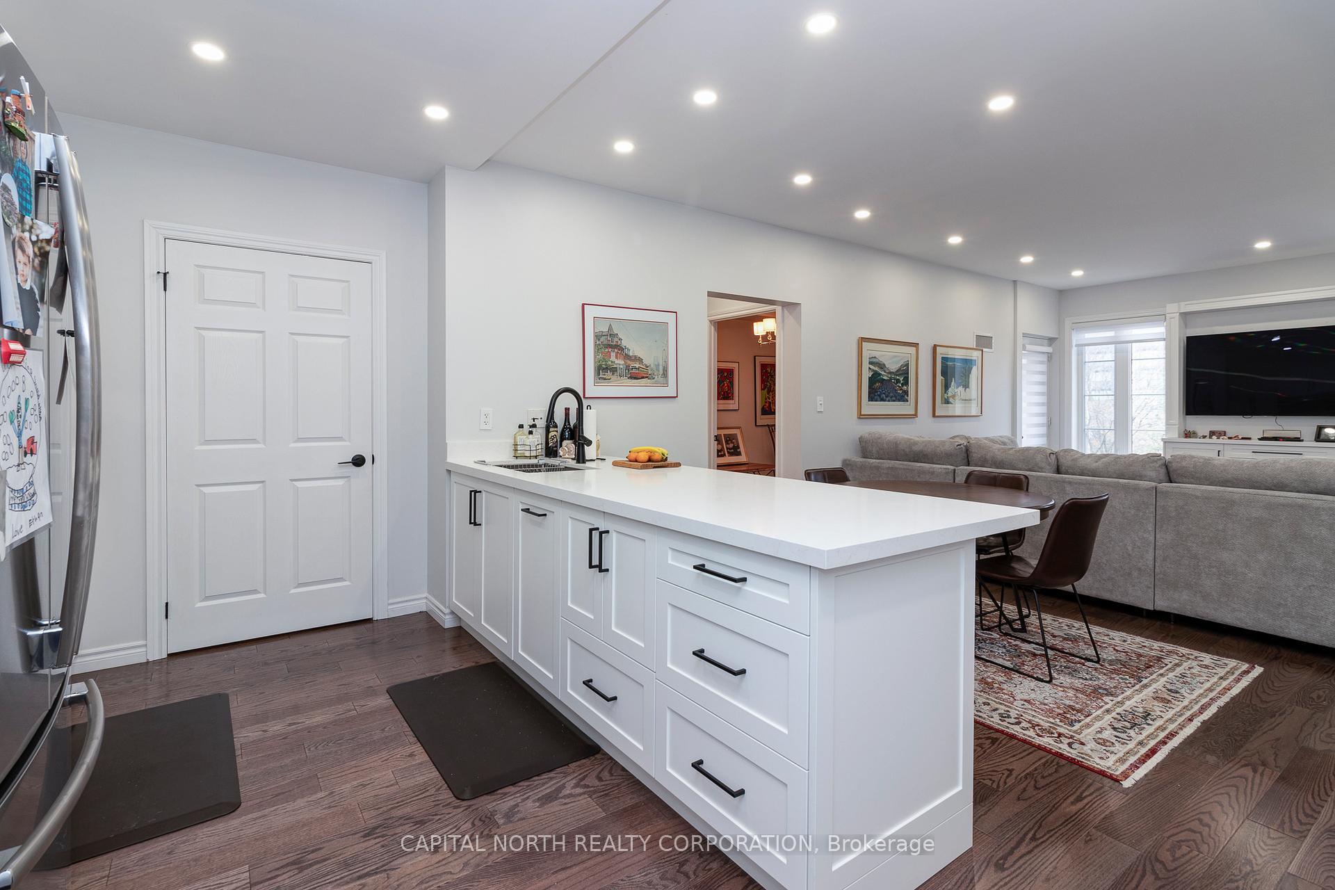 Photo 6 of Unit 301, 4620 Highway 7, Vaughan, East Woodbridge — HOMEH