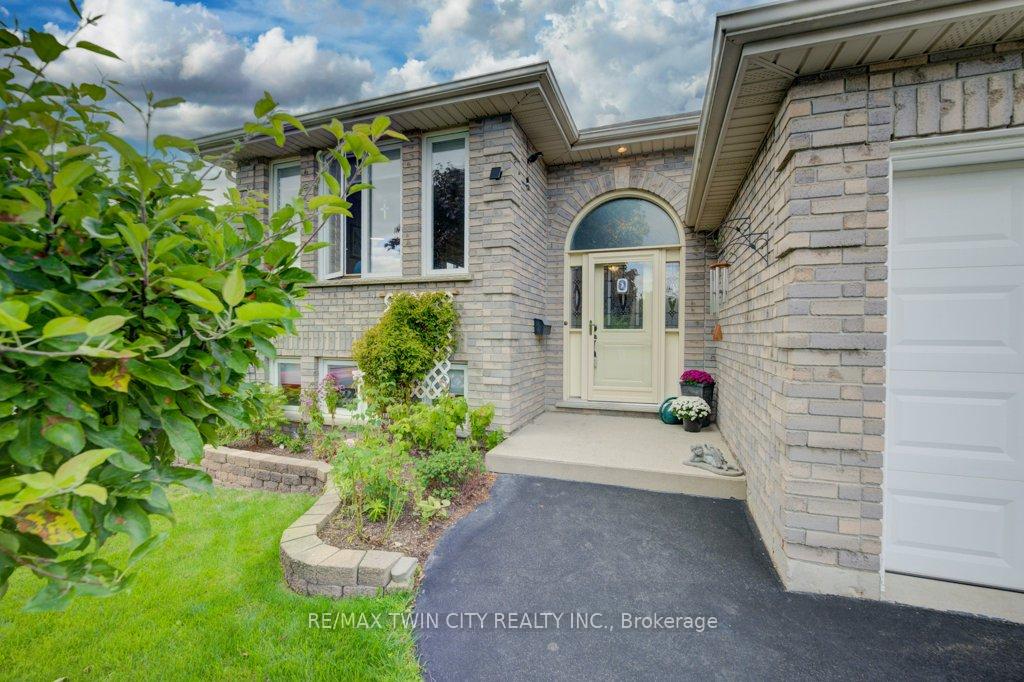 Photo 2 of 12 Bradbury Crescent, Brant, Paris — HOMEH