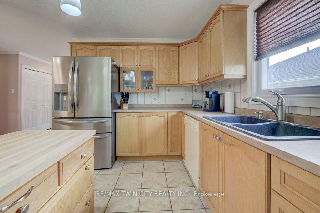 Photo 16 of 12 Bradbury Crescent, Brant, Paris — HOMEH