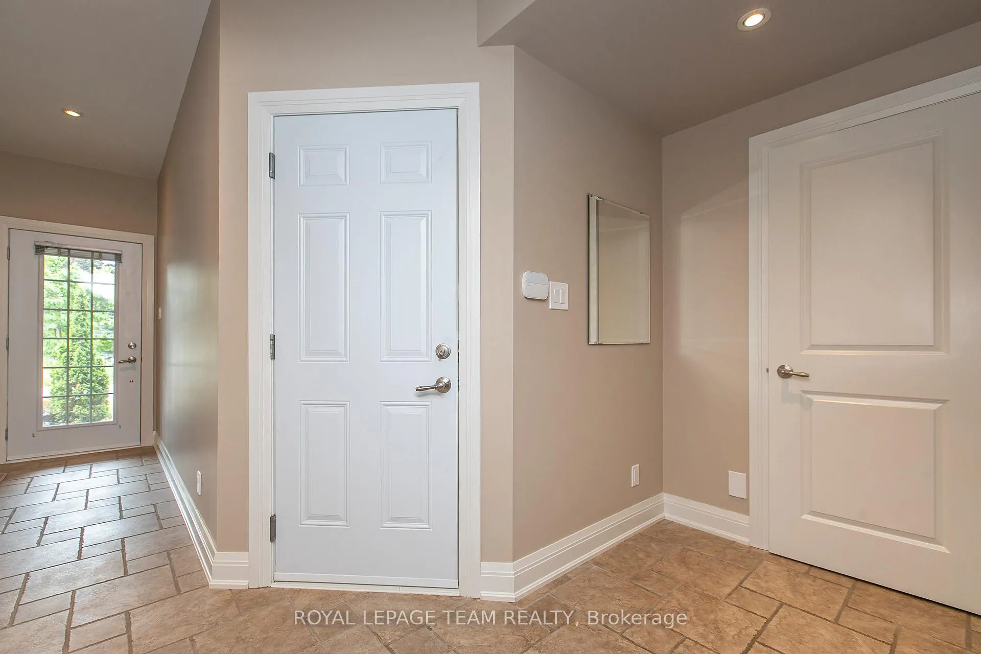 Photo 3 of 691 Edison Avenue, Ottawa, Laurentianview — HOMEH