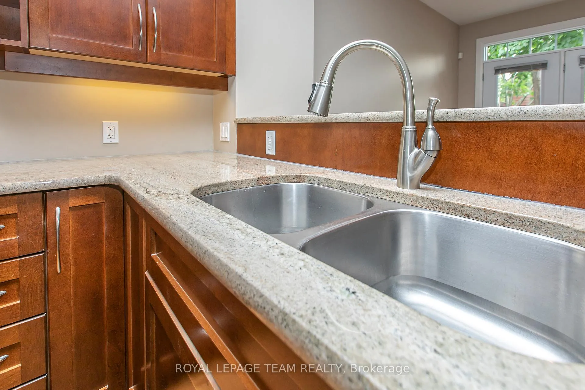 Photo 9 of 691 Edison Avenue, Ottawa, Laurentianview — HOMEH