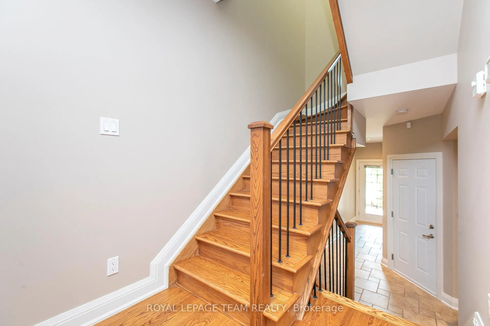 Photo 11 of 691 Edison Avenue, Ottawa, Laurentianview — HOMEH