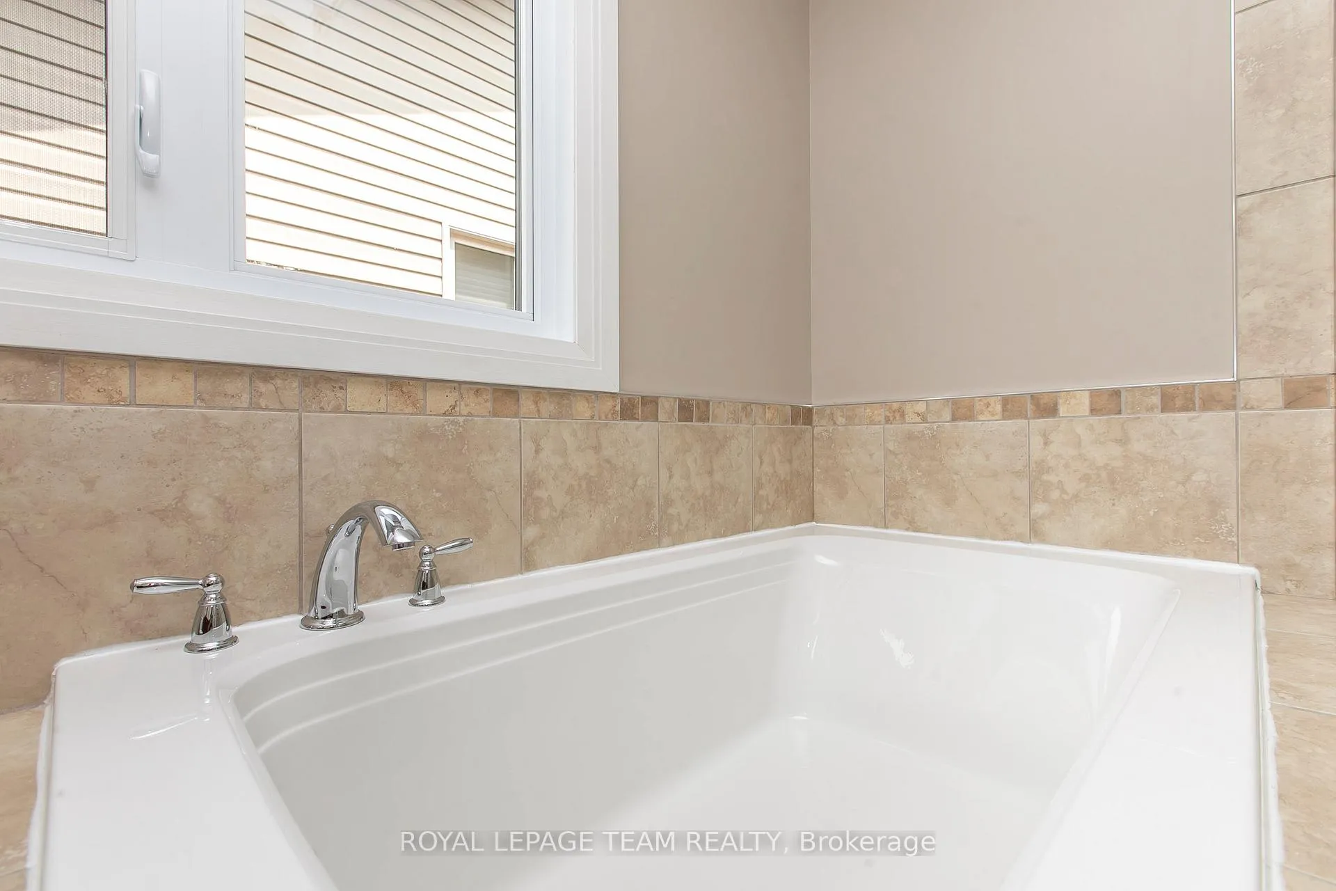 Photo 18 of 691 Edison Avenue, Ottawa, Laurentianview — HOMEH