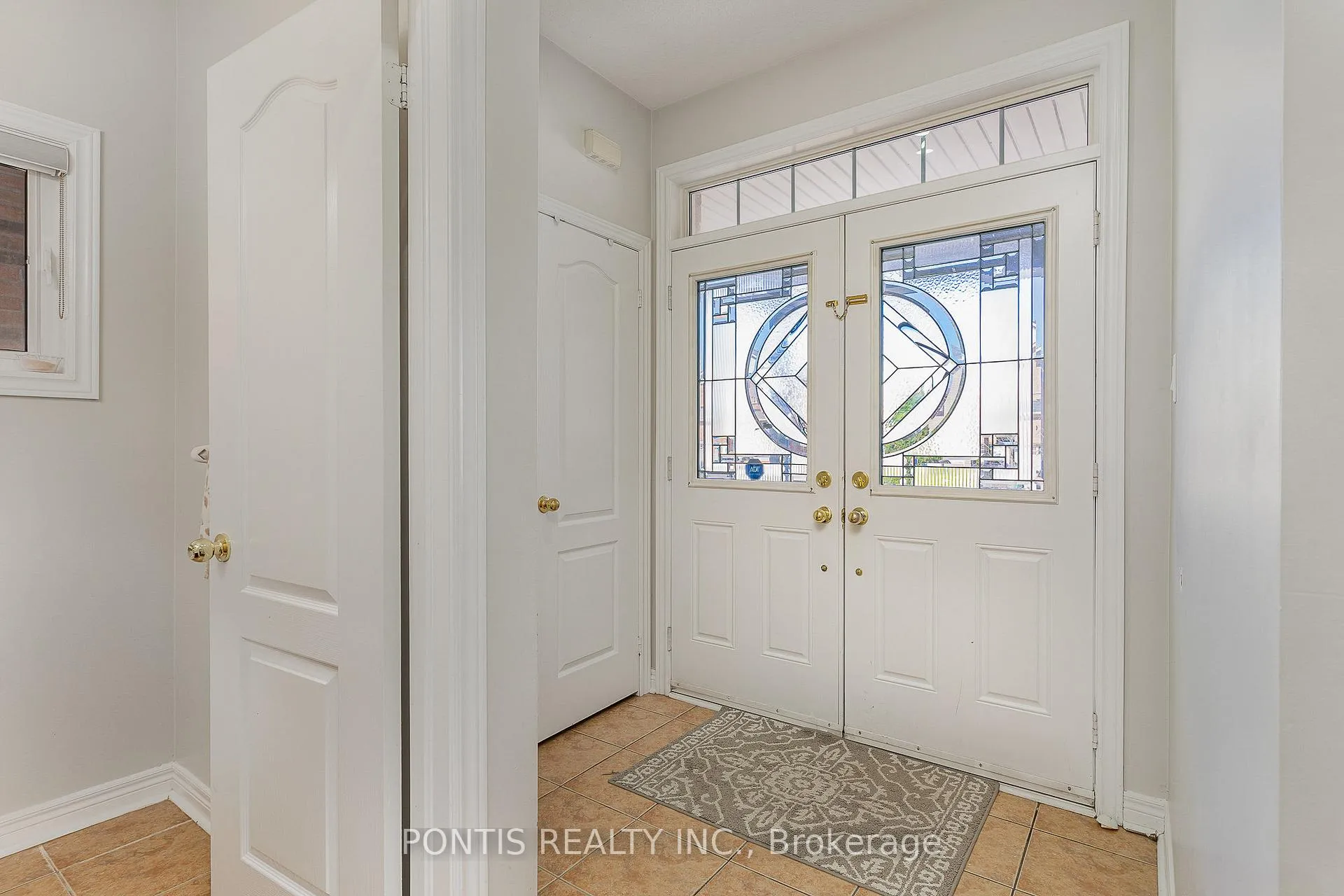 Photo 4 of 72 Vanwood Crescent, Brampton, Vales of Castlemore — HOMEH