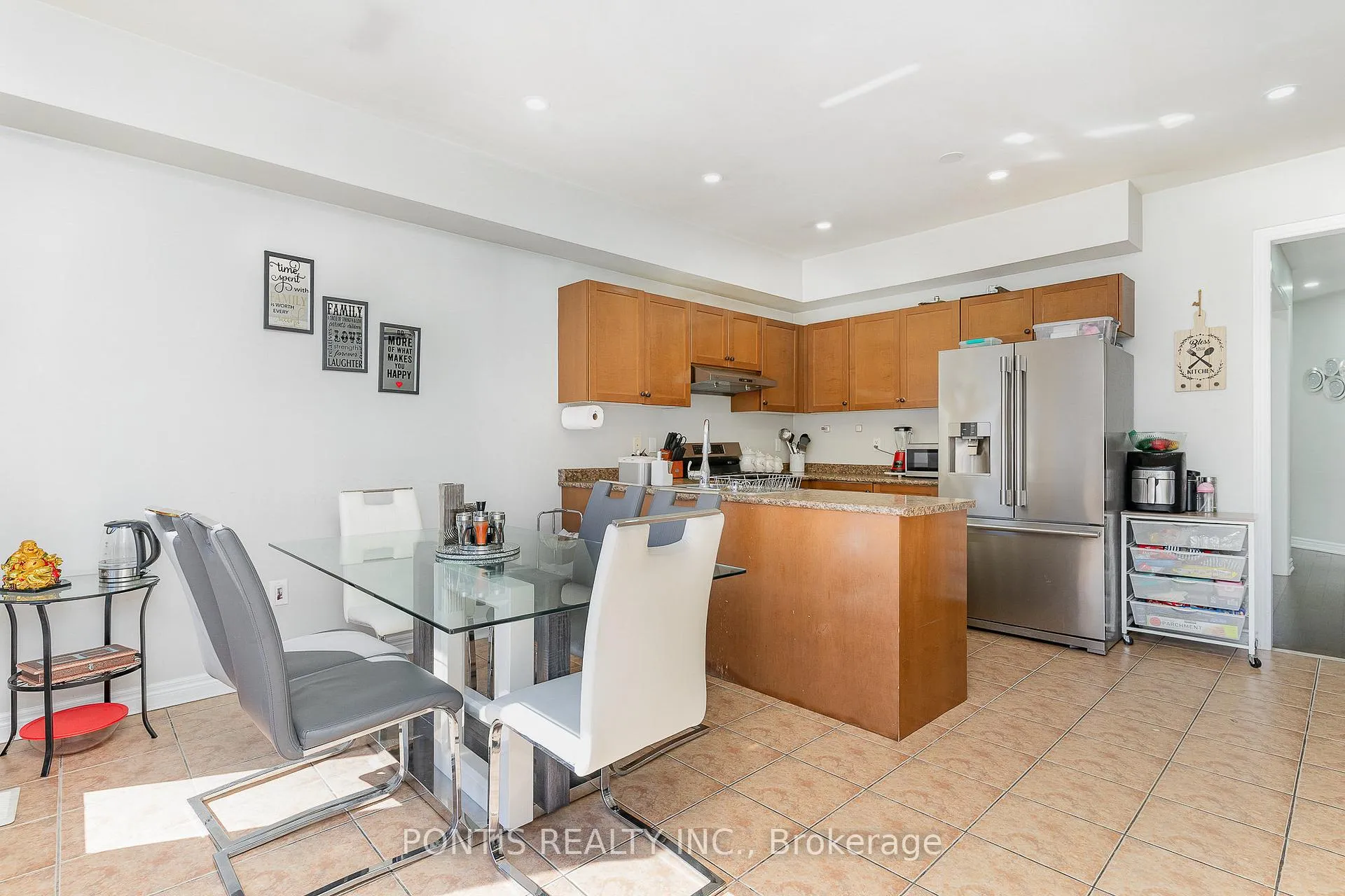 Photo 10 of 72 Vanwood Crescent, Brampton, Vales of Castlemore — HOMEH
