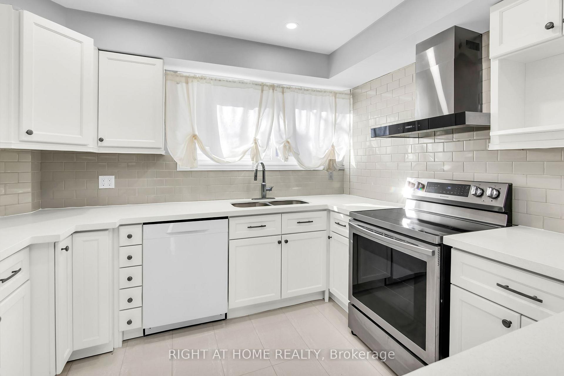 Photo 7 of Unit 13, 2716 St Clair Avenue E, Toronto, O'Connor-Parkview — HOMEH