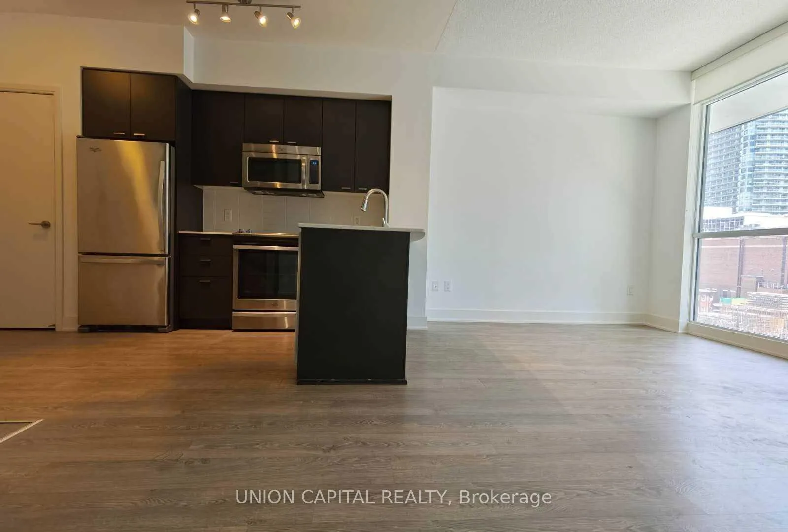 Photo 5 of Unit 504, 30 Roehampton Avenue, Toronto, Mount Pleasant West — HOMEH