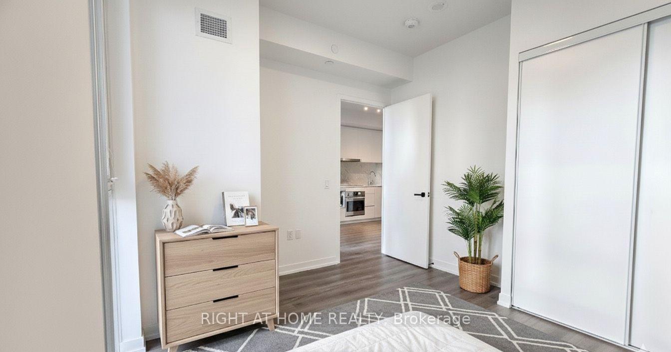 Photo 12 of Unit 811, 8 Interchange Way, Vaughan, Vaughan Corporate Centre — HOMEH