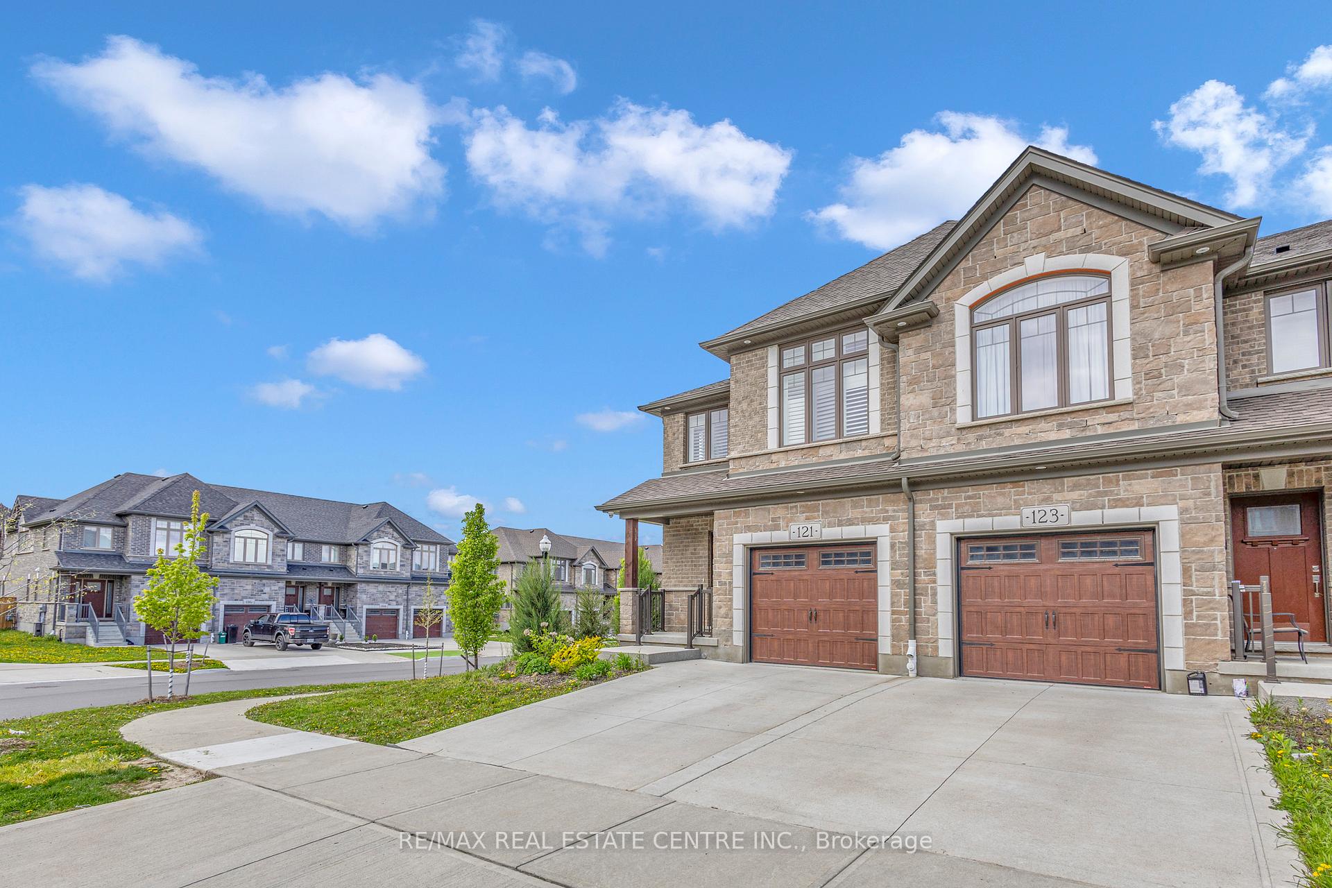 Photo 3 of 121 Hollybrook Trail, Kitchener, Doon South — HOMEH