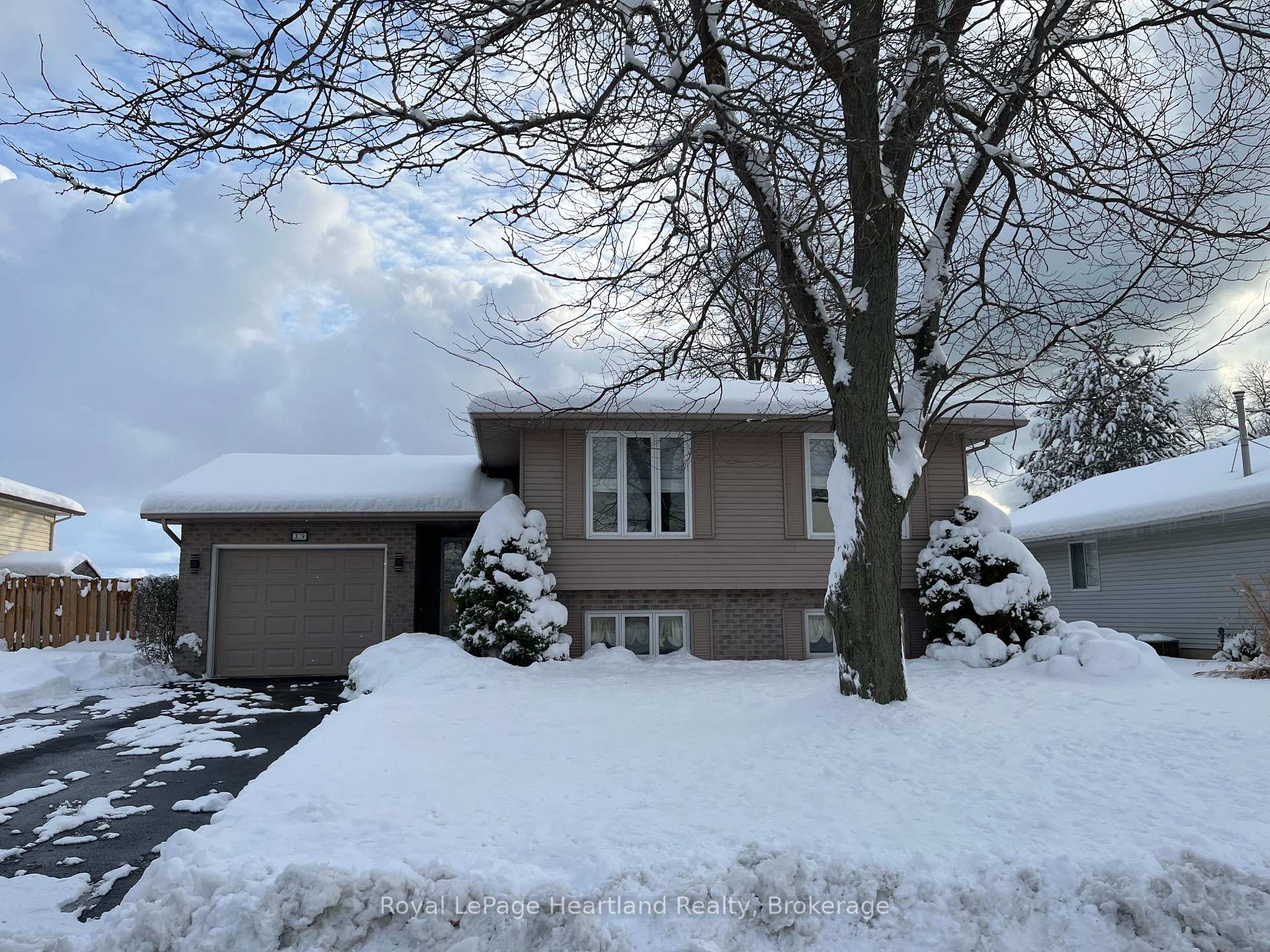 Photo 1 of 39 Lee Crescent, Goderich, Goderich (Town) — HOMEH