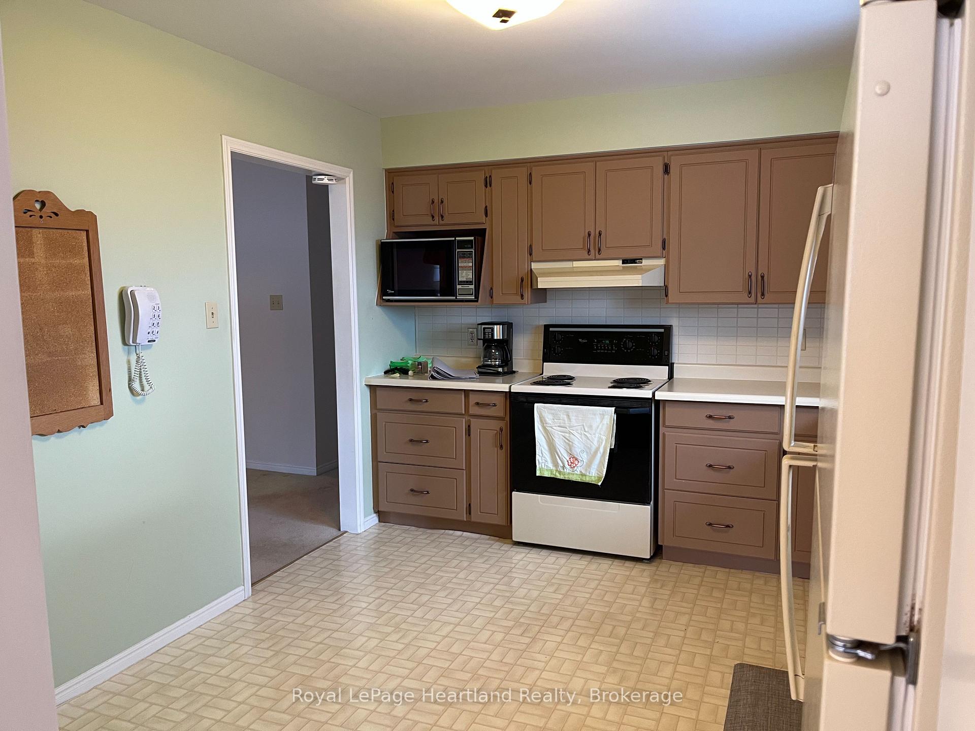 Photo 3 of 39 Lee Crescent, Goderich, Goderich (Town) — HOMEH