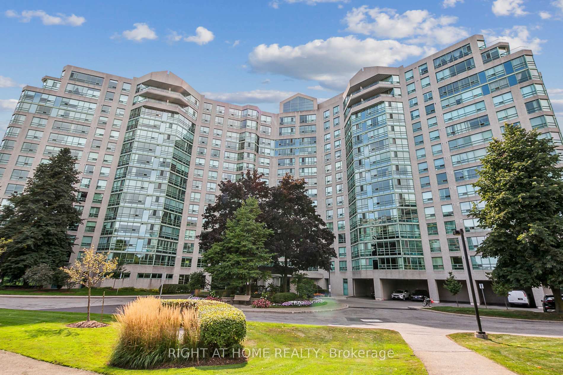 Front of Unit 305, 7805 Bayview Avenue