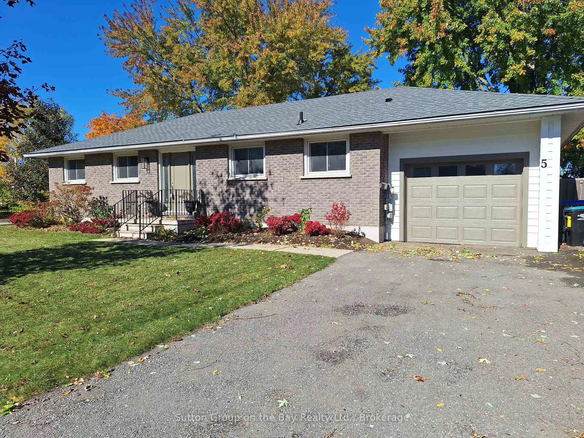 Photo 2 of 5 Brock Crescent, Collingwood — HOMEH