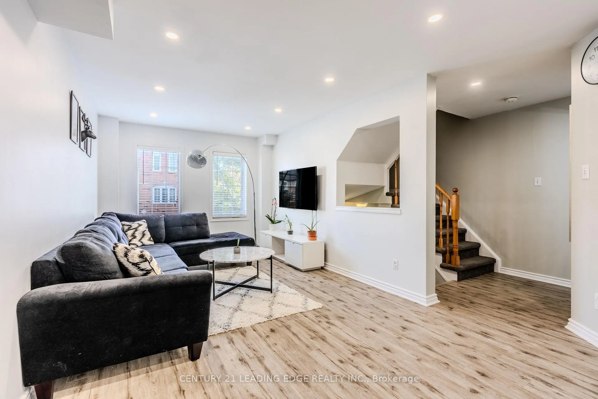 Photo 4 of 98 Aspen Park Way, Whitby, Downtown Whitby — HOMEH