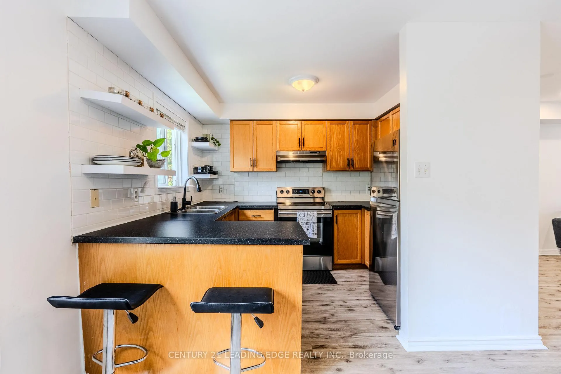 Photo 8 of 98 Aspen Park Way, Whitby, Downtown Whitby — HOMEH
