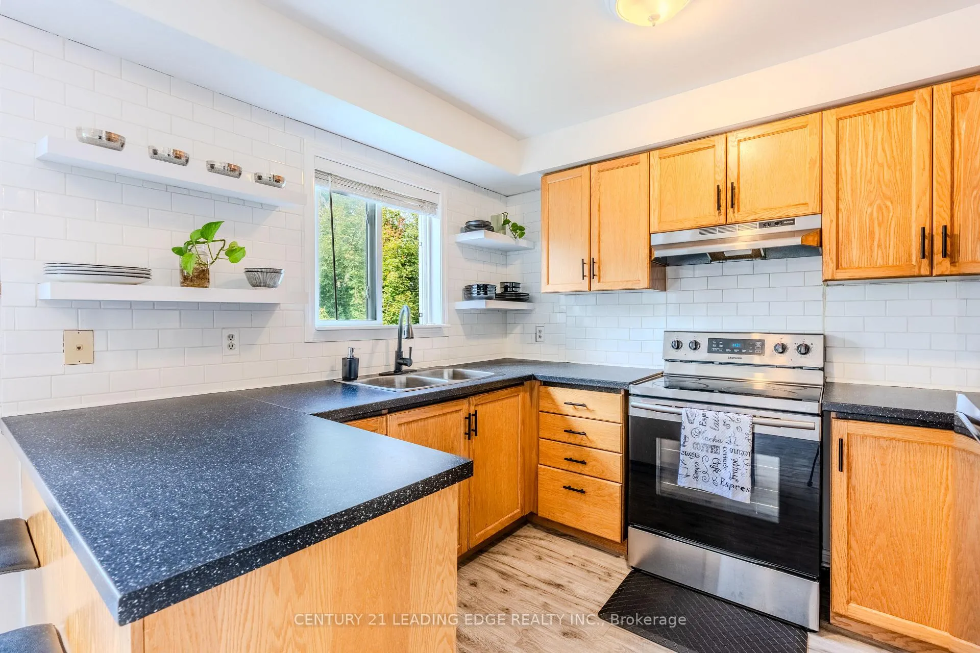 Photo 9 of 98 Aspen Park Way, Whitby, Downtown Whitby — HOMEH