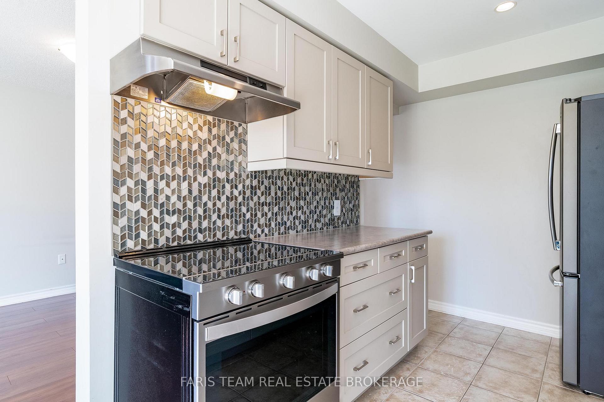 Photo 6 of 30 Southwoods Crescent, Barrie, Holly — HOMEH
