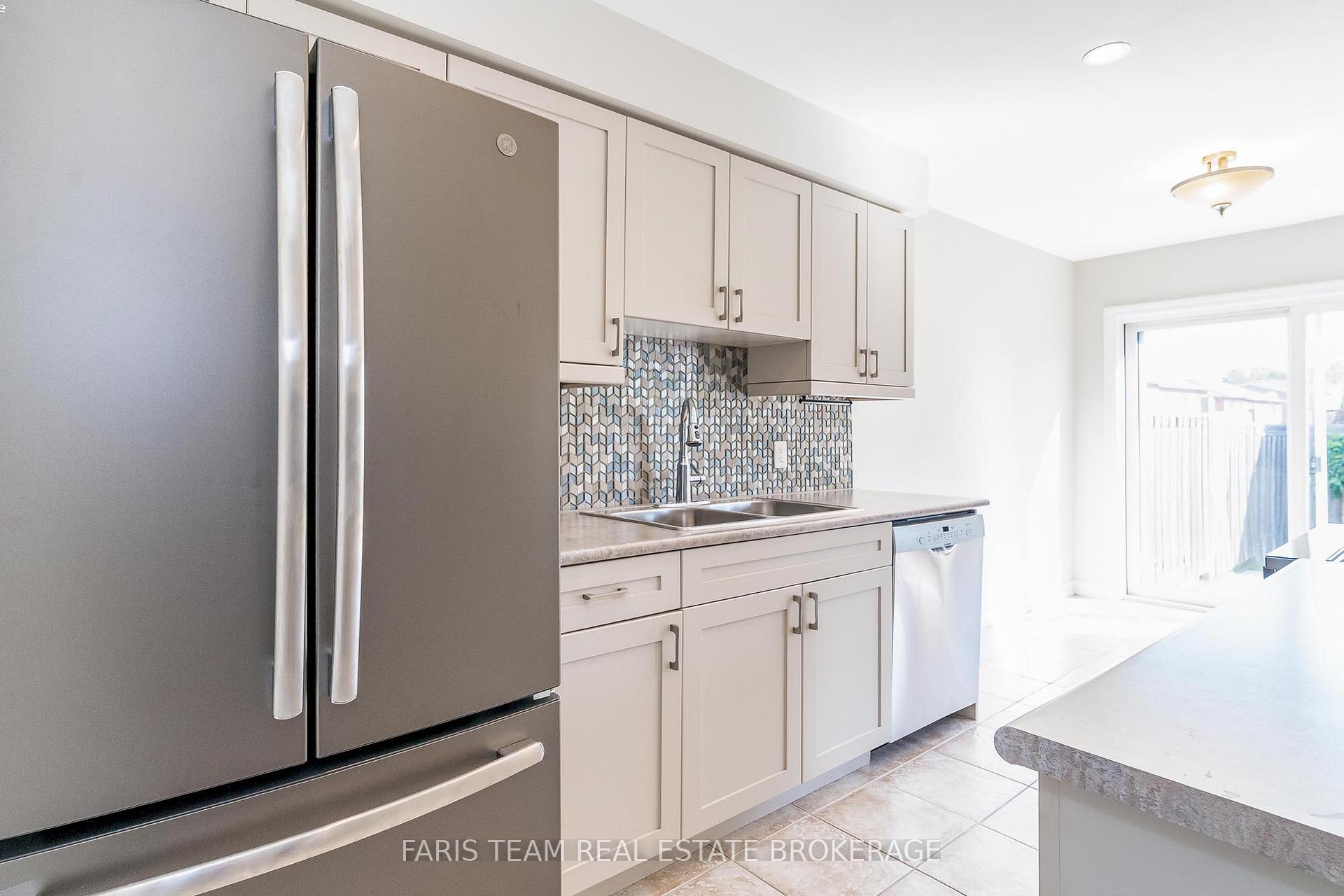 Photo 8 of 30 Southwoods Crescent, Barrie, Holly — HOMEH