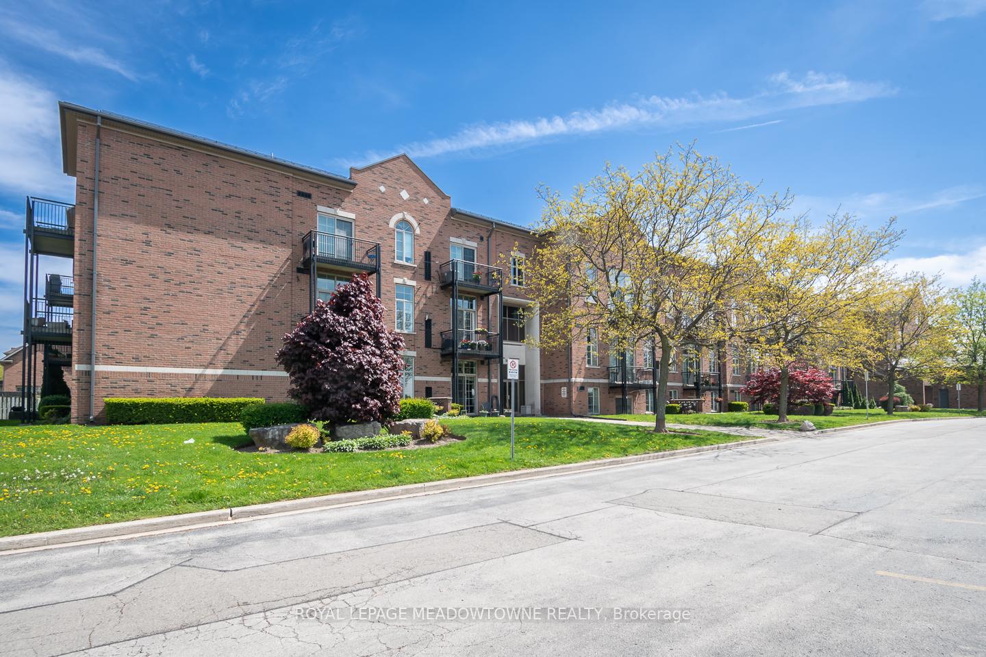 Photo 3 of Unit 318, 262 Dundas Street E, Hamilton, Waterdown — HOMEH