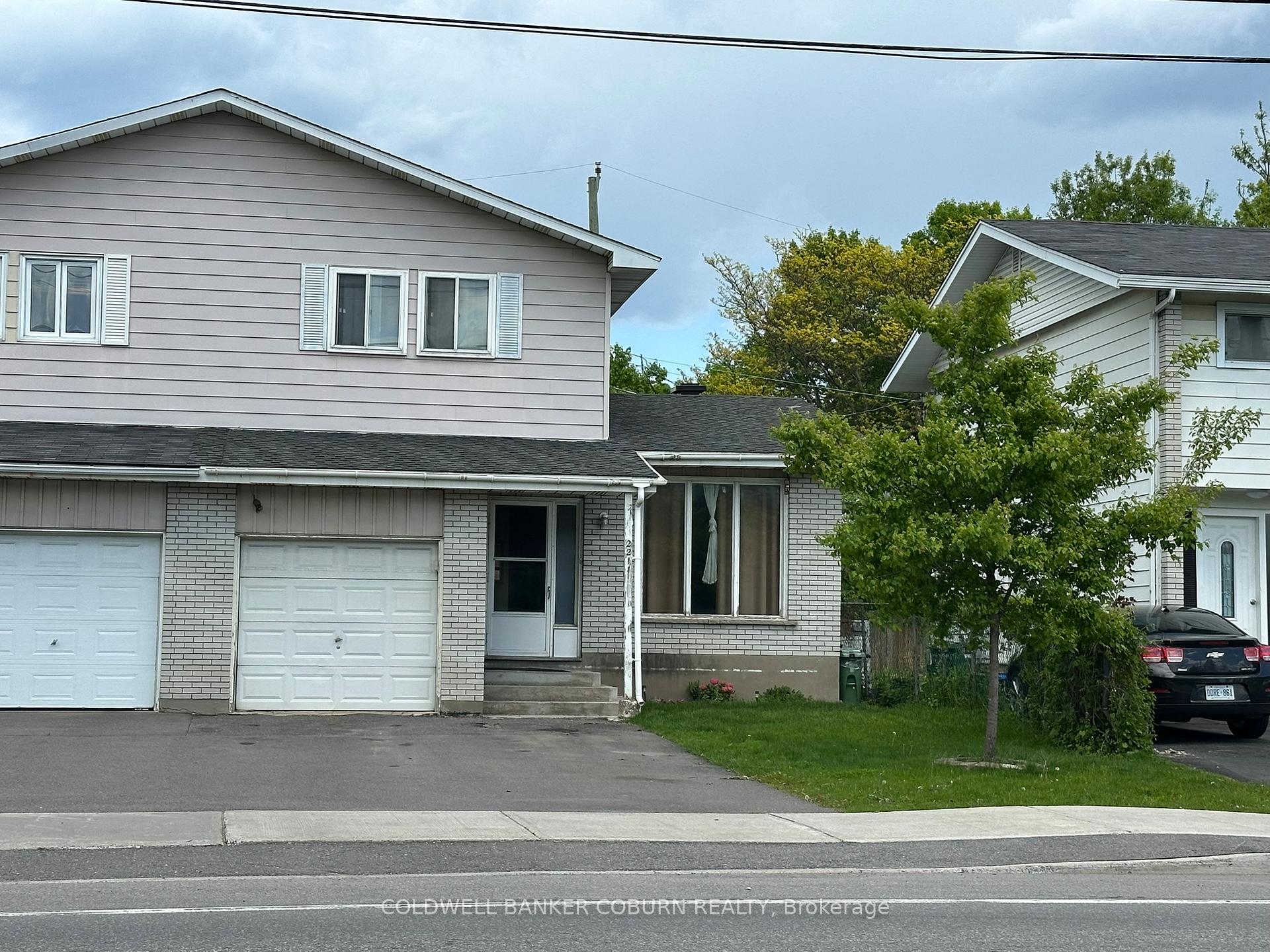 Front of 2211 St Laurent Boulevard