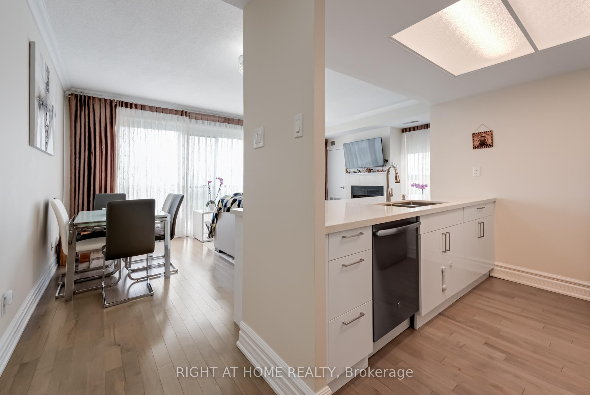 Photo 4 of Unit 1701, 75 Ellen Street, Barrie, Lakeshore — HOMEH