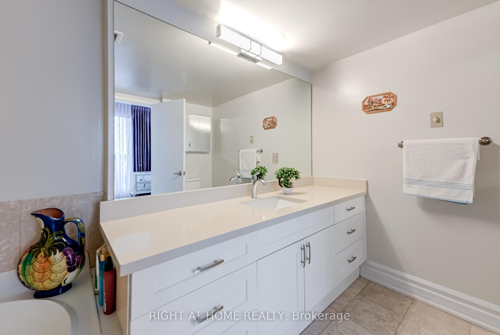 Photo 19 of Unit 1701, 75 Ellen Street, Barrie, Lakeshore — HOMEH