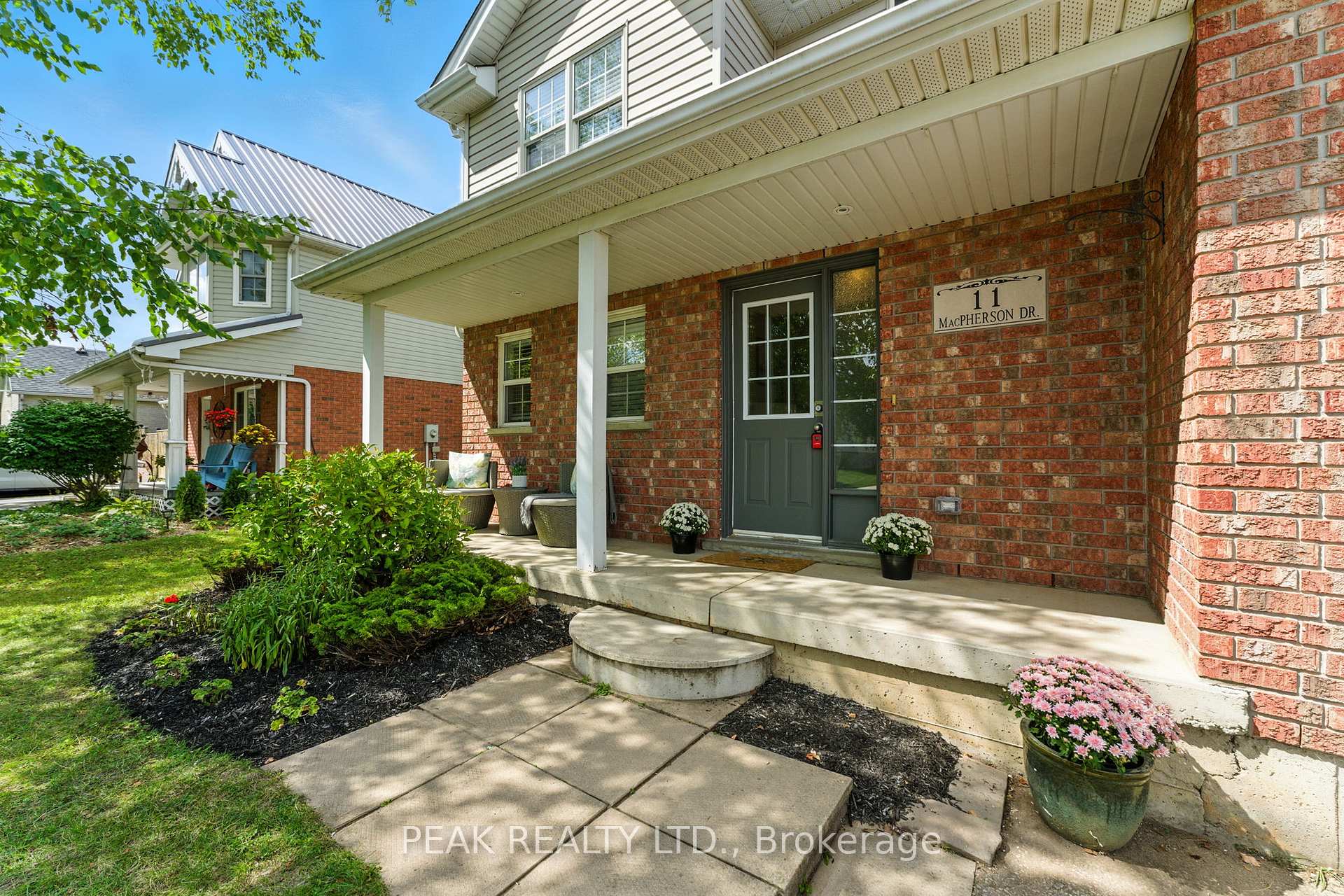 Photo 2 of 11 Macpherson Drive, Brant, Paris — HOMEH