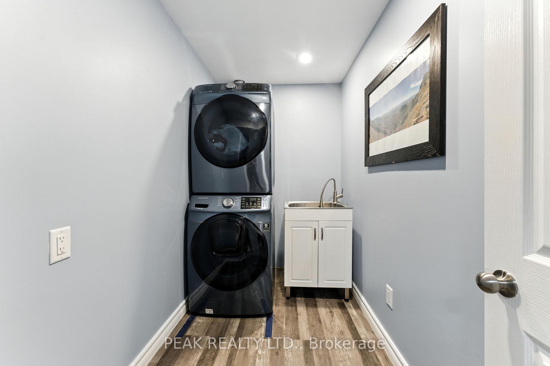 Photo 20 of 11 Macpherson Drive, Brant, Paris — HOMEH