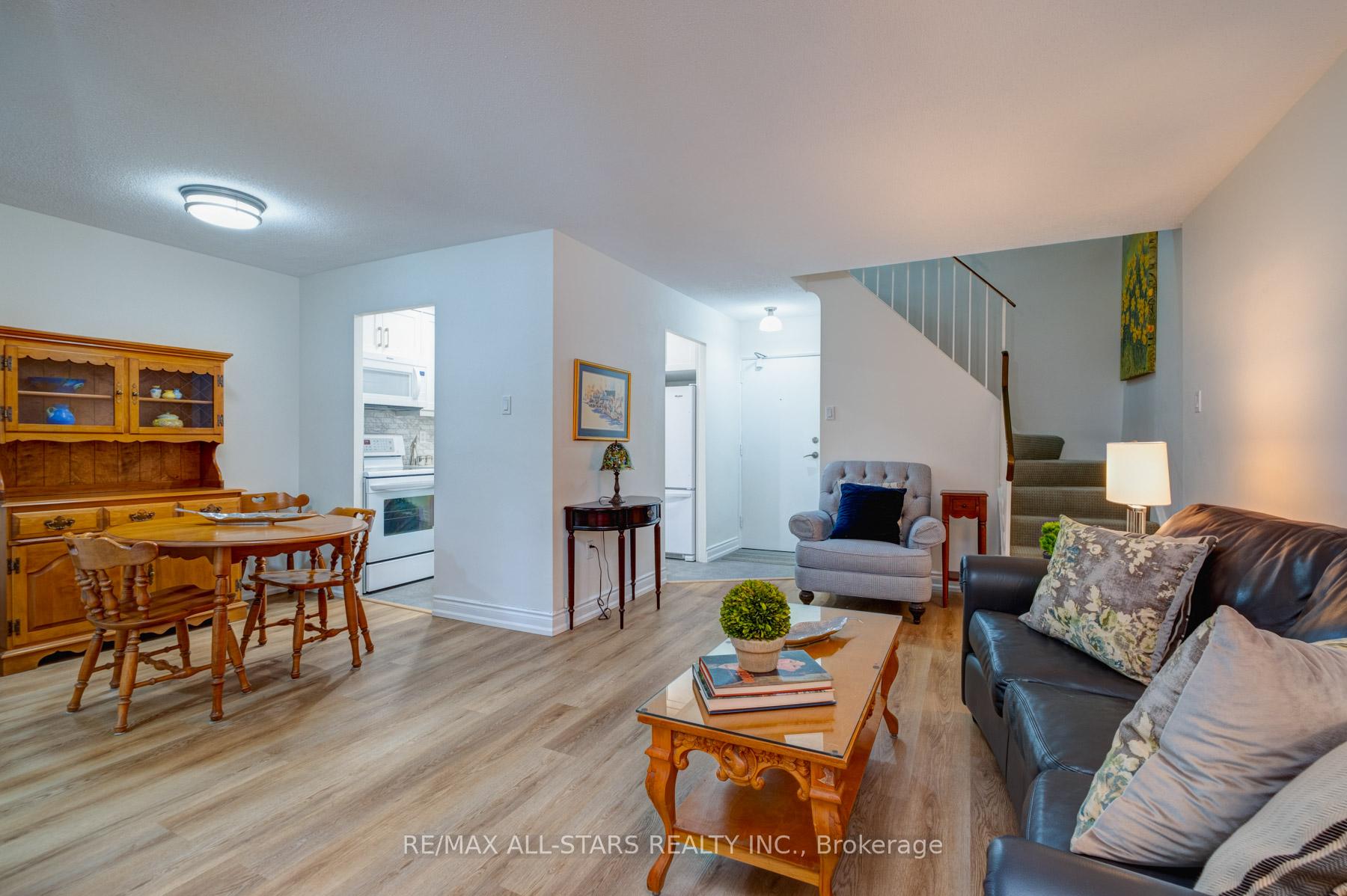 Photo 8 of Unit 124, 16A Elgin Street N, Markham, Thornhill — HOMEH